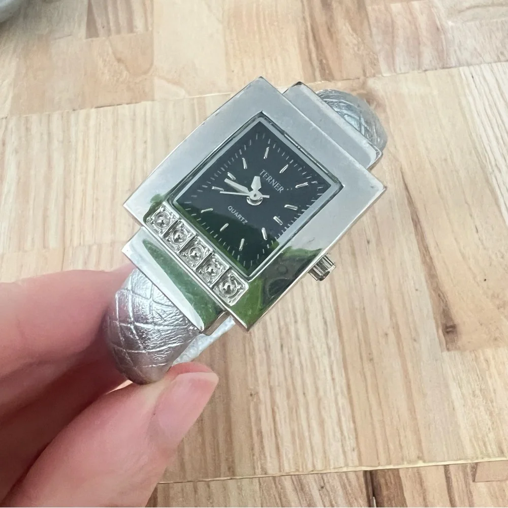 Terner ladies silver tone hinged cuff bracelet watch NEW BATTERY